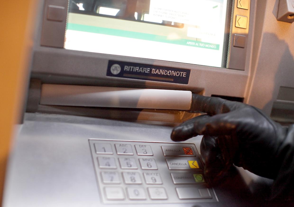 Truffa dello scontrino al bancomat: come una semplice ricevuta pu&ograve; mettere a rischio il conto