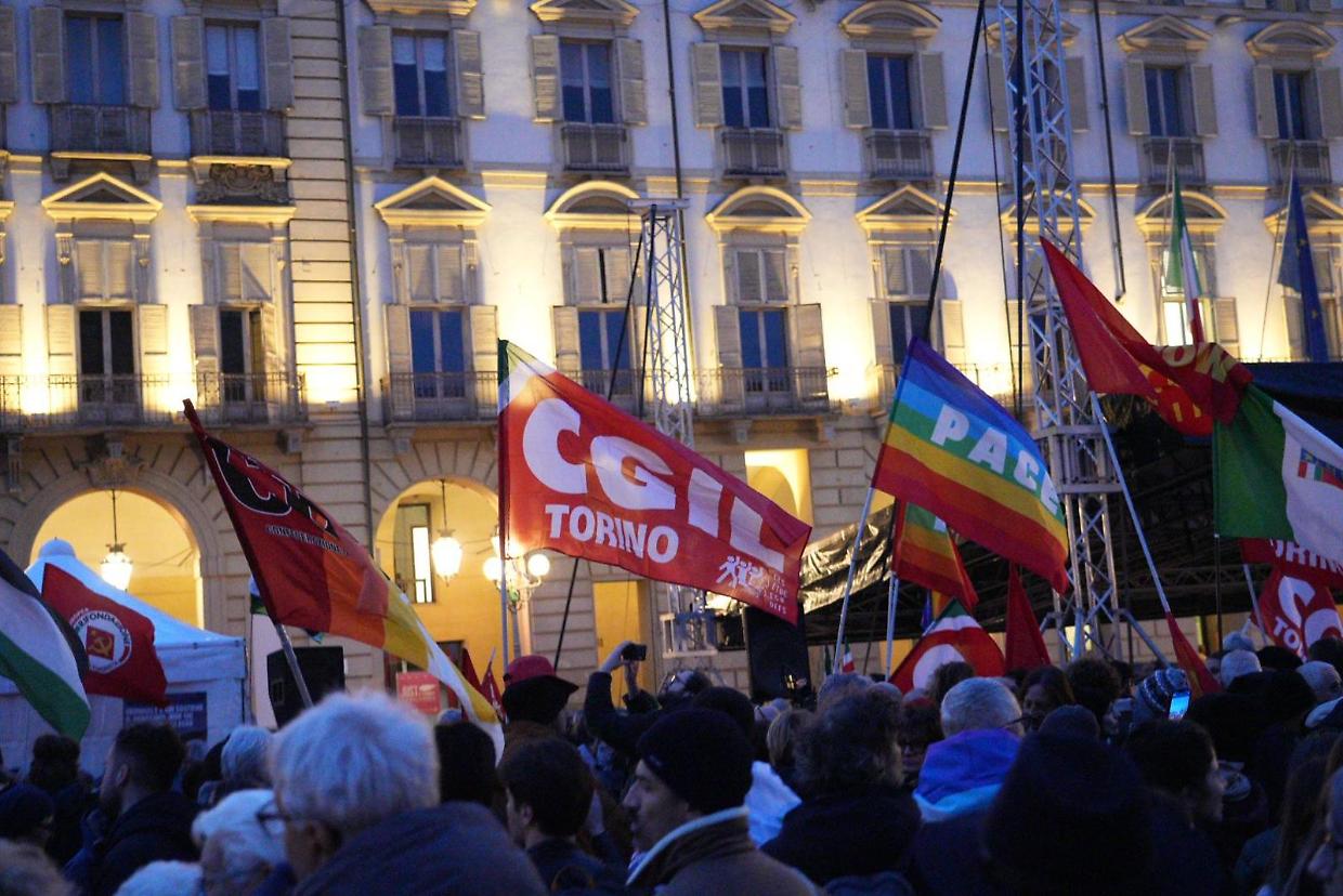 Il presidio pro-ayatollah fa flop: piazza Castello &egrave; semi-deserta