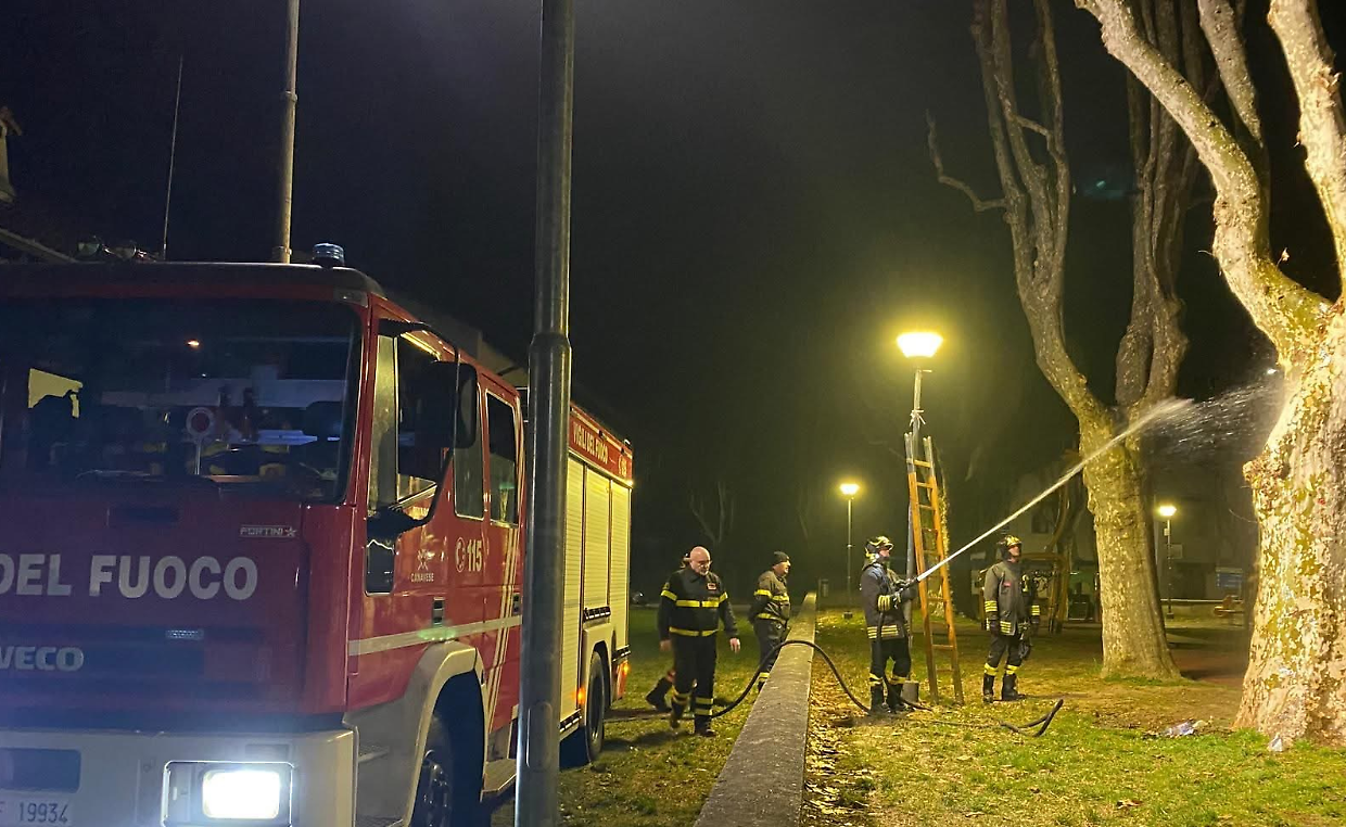 Petardi nell&rsquo;albero e fiamme nel parco: follia di due tredicenni a San Giusto Canavese