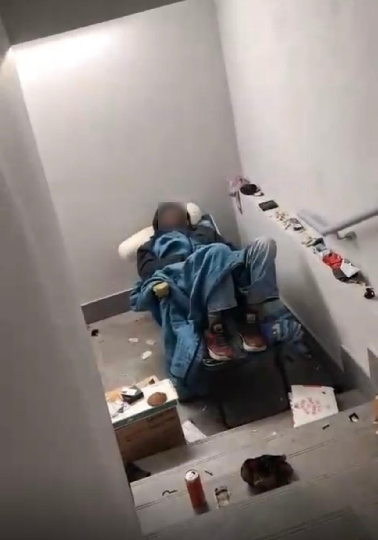 Segnalazione degli studenti a Palazzo Nuovo: &laquo;Un senzatetto dorme nei bagni dell&rsquo;auditorium&raquo;