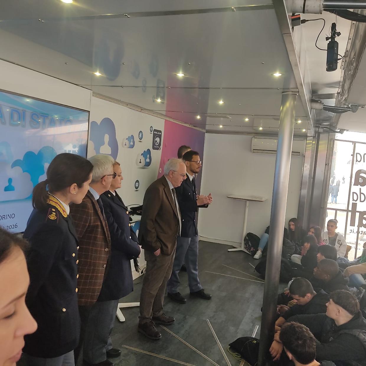 Una volante su tre impegnata ogni giorno: A Torino la battaglia contro la violenza di genere