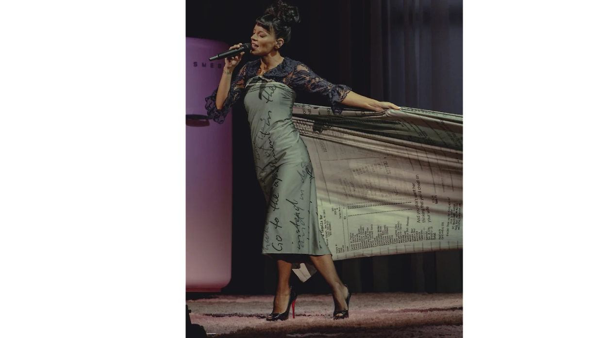 La cantante Lily Allen esibisce le prove dell'infedelt&agrave; dell'ex marito durante il tour