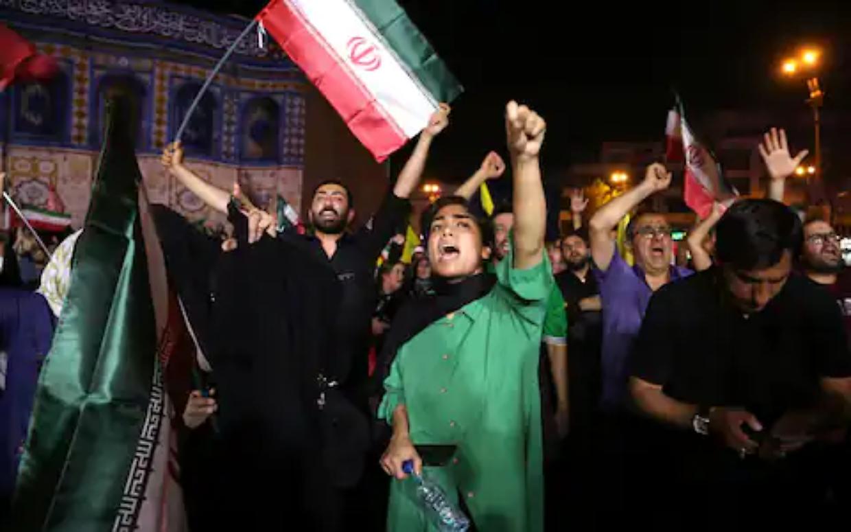 Iran e la caduta del regime, cos&igrave; i giovani festeggiano nelle piazze