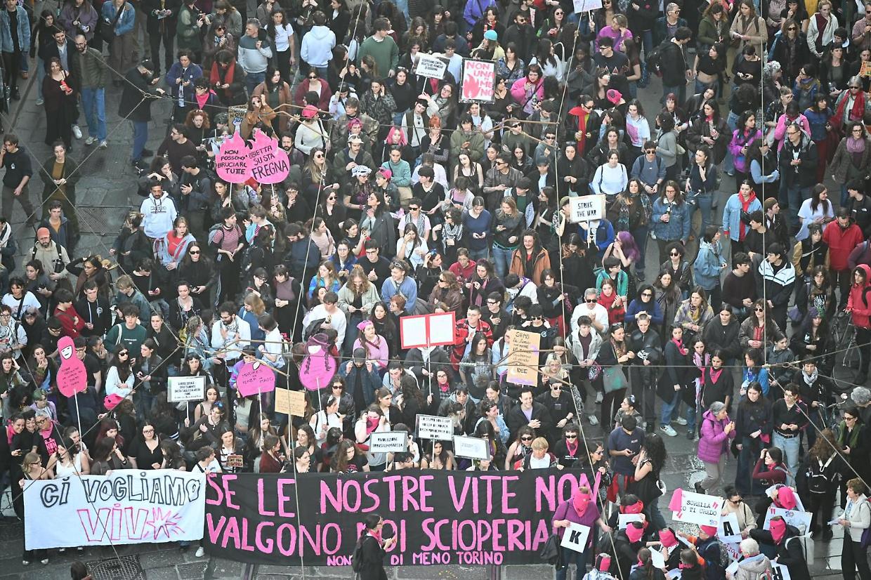 Non Una Di Meno invade Torino: il corteo attraversa il centro per l'8 marzo