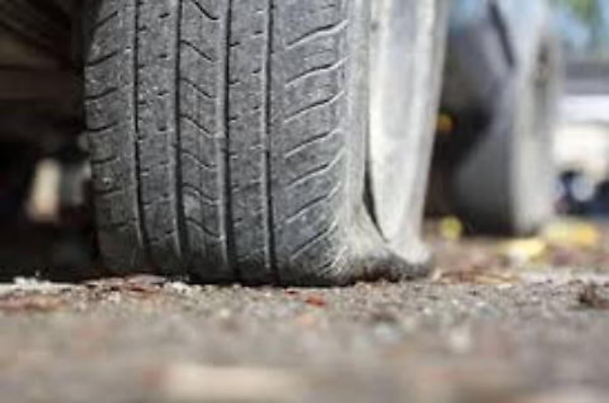 Cuorgn&eacute;, raid vandalico nella notte: decine di auto con le gomme tagliate