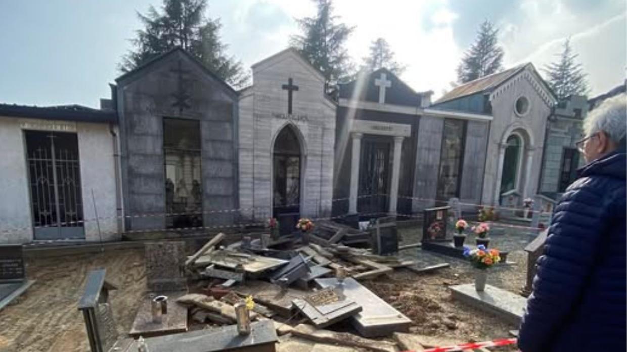 Forno Canavese: cimitero nel degrado, cittadini indignati per lapidi e marmi abbandonati