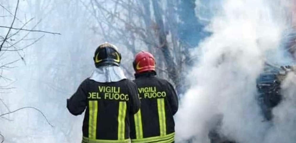 valsusa, boschi in fiamme sopra bruzolo: elicottero in azione, squadre a terra contro il fronte del fuoco