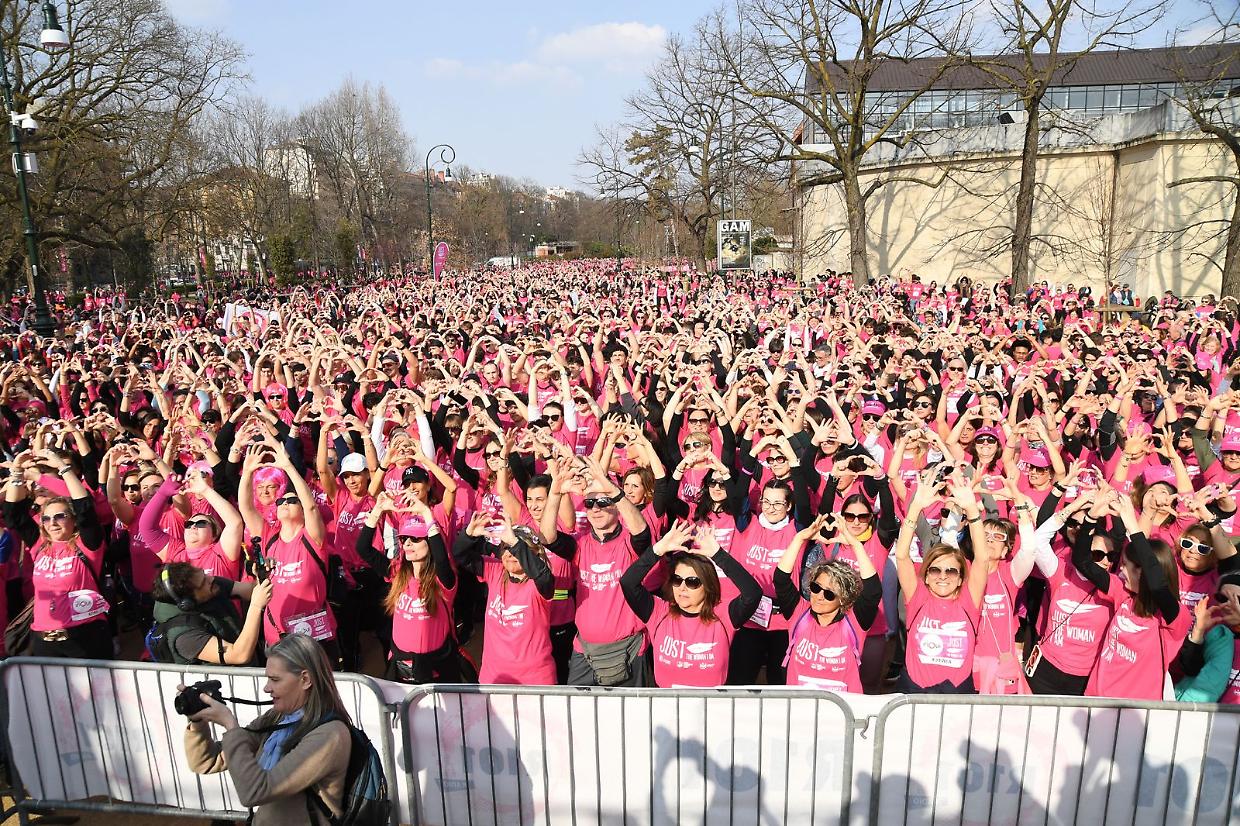 Un fiume di rosa: record di torinesi in corsa per la lotta al cancro