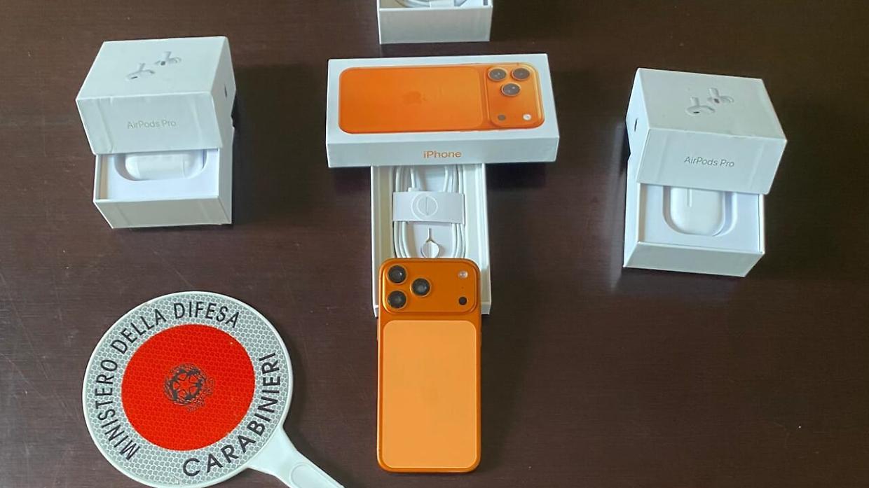 Tentano di vendere un iPhone falso a un carabiniere: due uomini denunciati a Trecate
