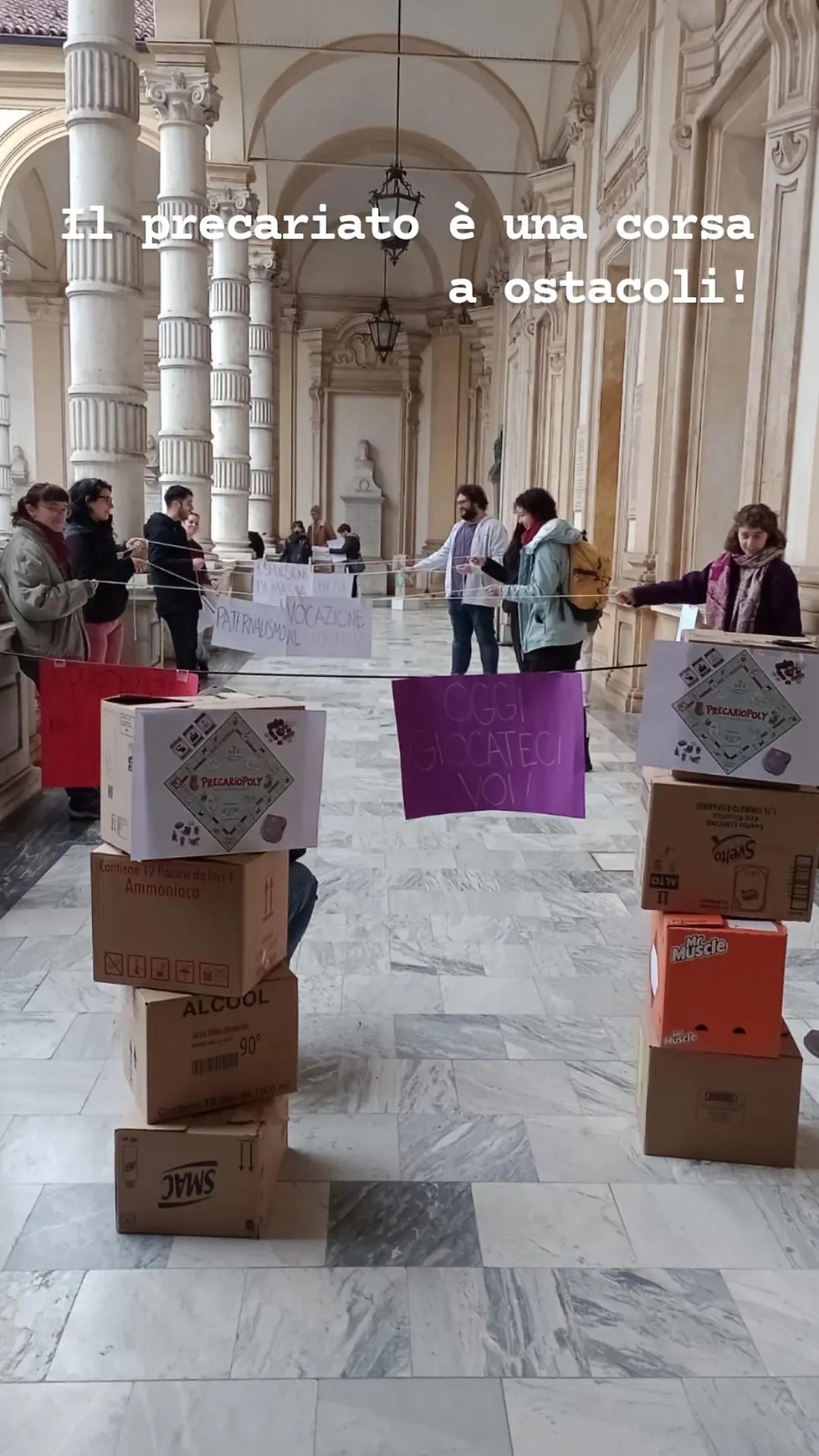Torino, flash mob dei ricercatori precari al rettorato durante la giornata di sciopero dell'8 marzo