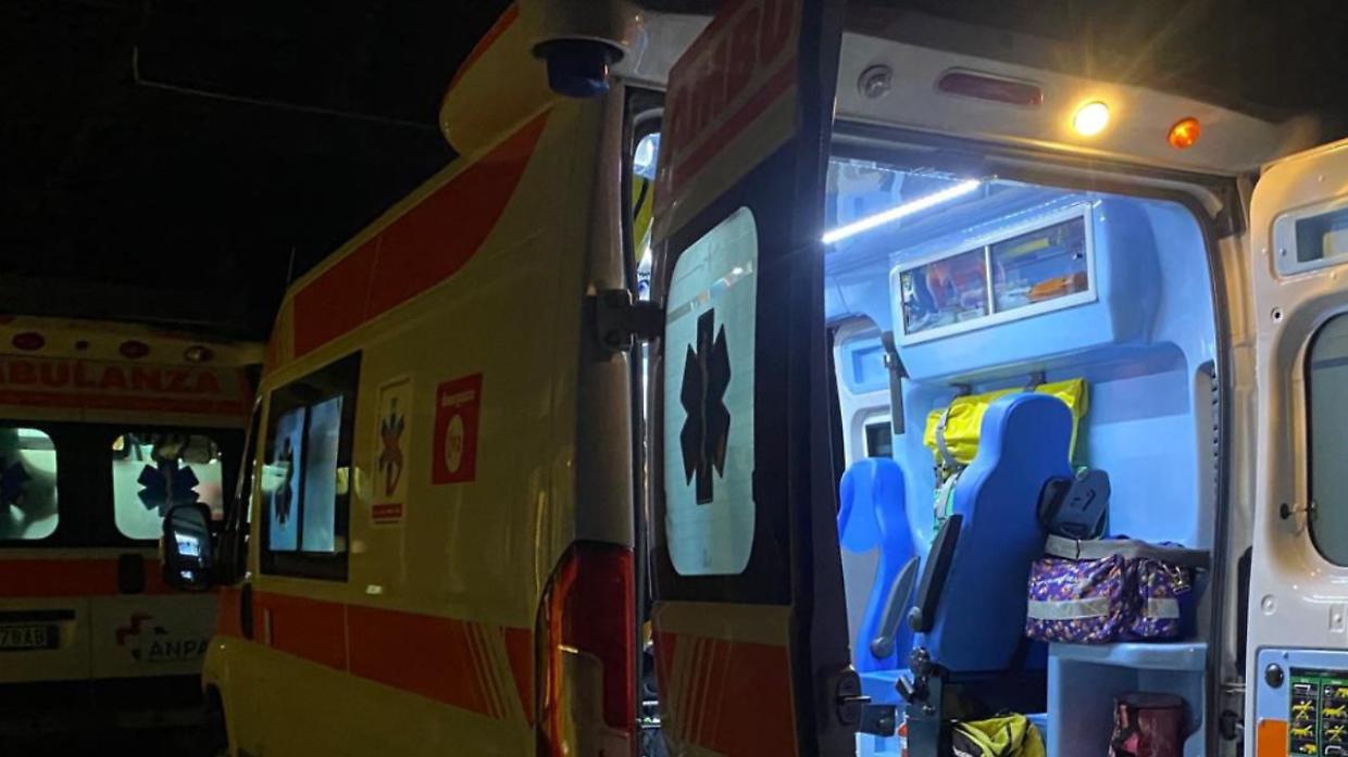 Scontro tra auto a Venaria Reale: Yaris finisce contro una lavanderia