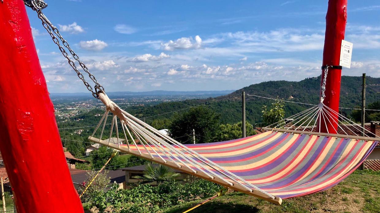 Vandali colpiscono la maxi amaca panoramica di Cuorgn&egrave;: distrutto uno dei luoghi pi&ugrave; amati delle colline