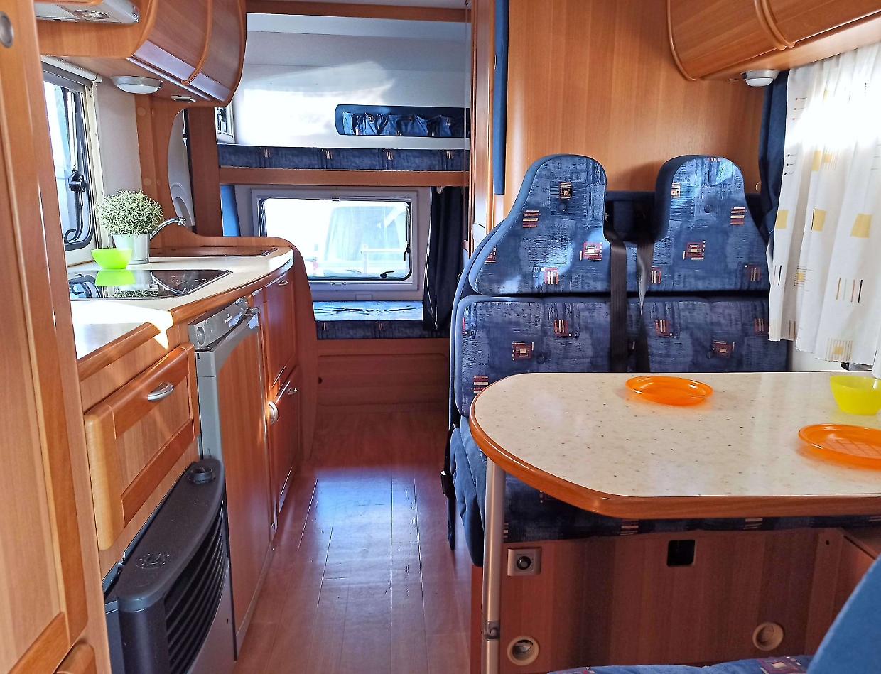 Due ricercate arrestate dalla polizia locale: una si nascondeva nel divano di un camper