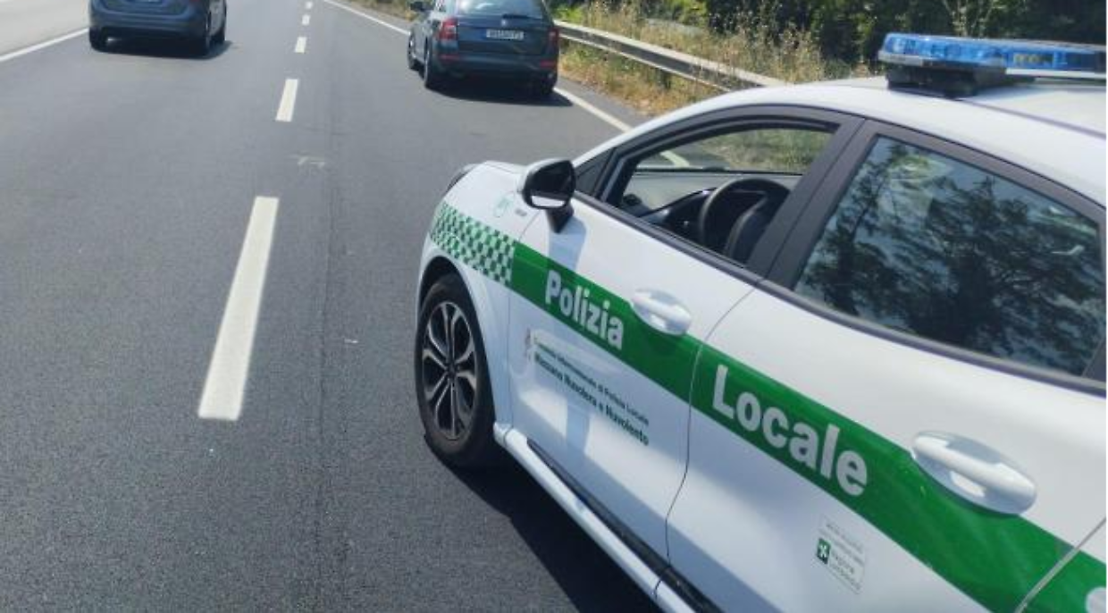 Pioggia e strada chiusa tra Torre Bormida e Cravanzana: recupero di un autoarticolato finito fuori carreggiata