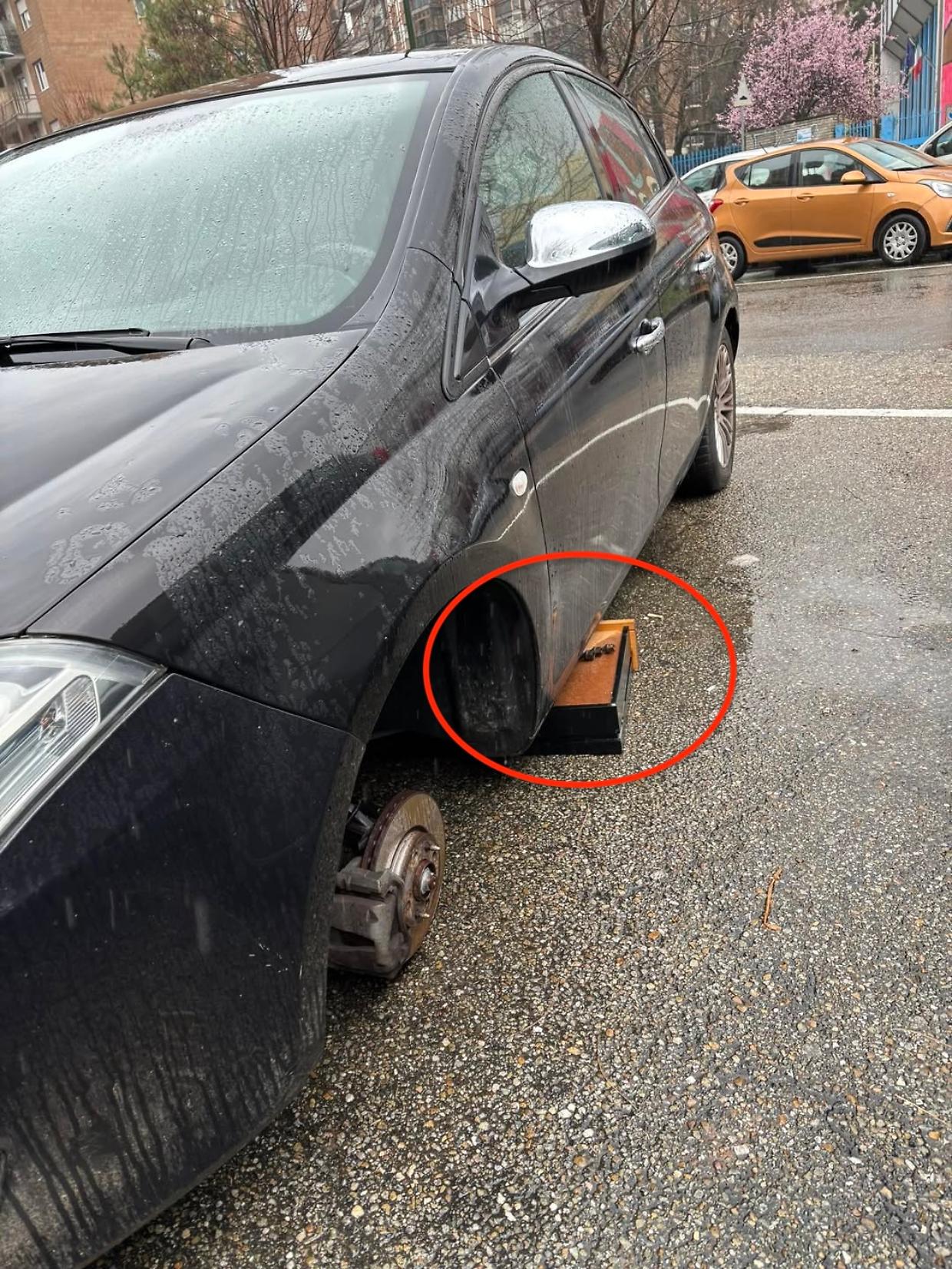 Lingotto, ladri di gomme in azione