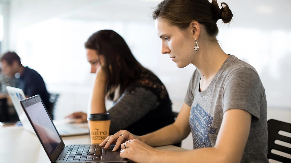 Donne e innovazione: Amazon premia le studentesse STEM con borse di studio da 6.000 euro