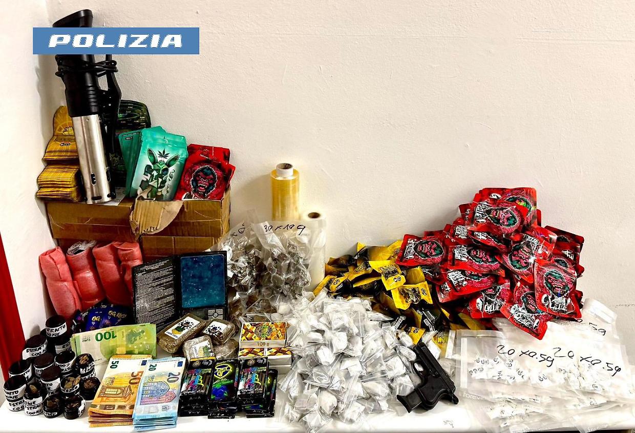 Quasi 5 chili di droga e una pistola in casa, arrestato 20enne a Torino