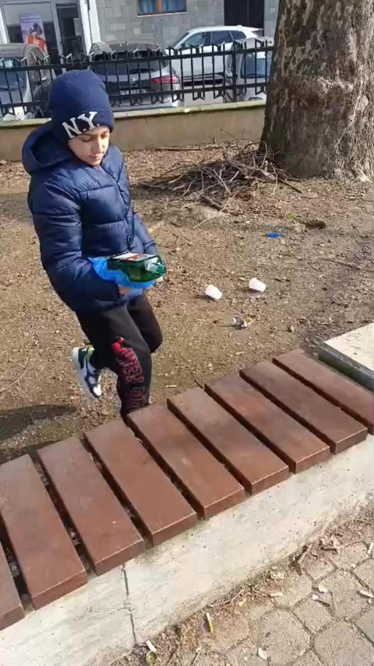 Nichelino, due bambini fanno quello che tanti adulti non fanno