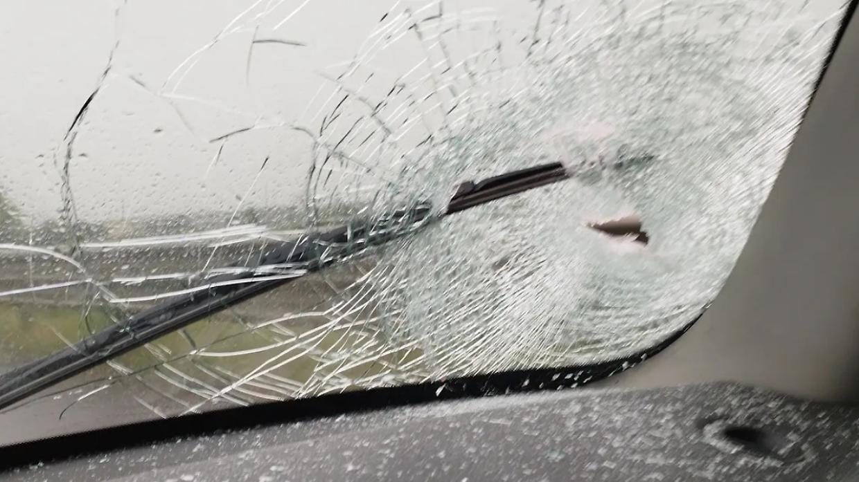 Paura sulla A4: pioggia di sassi contro i tir in corsa, parabrezza distrutto e motore danneggiato