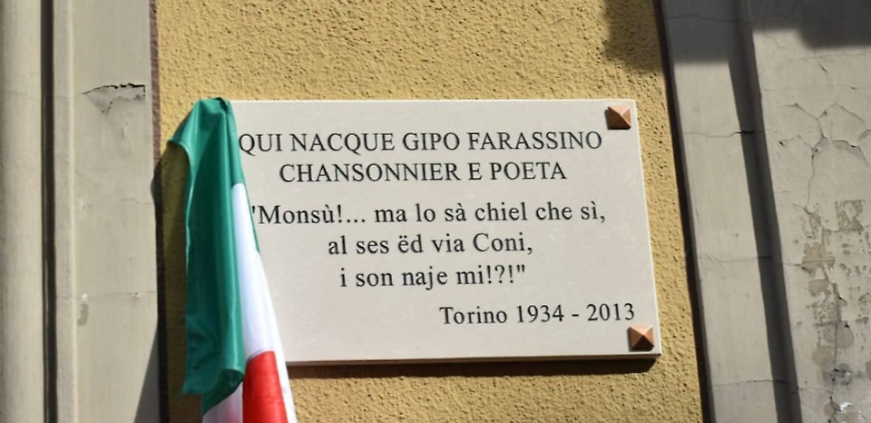 Gipo Farassino, una targa in via Cuneo 6: Torino celebra il suo chansonnier nel cuore di Borgo Aurora