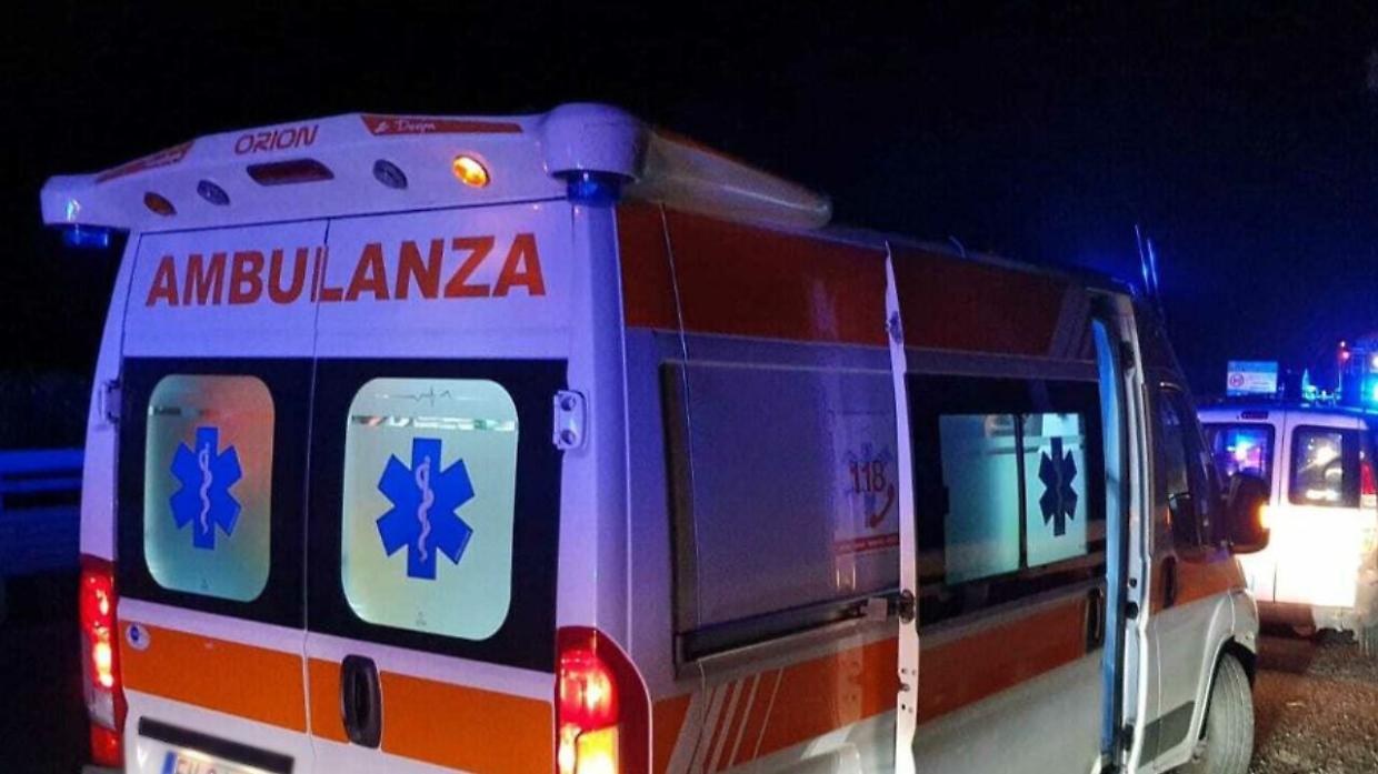 Moncalieri, precipita dal quinto piano e finisce su una terrazza: grave un ragazzo di 23 anni