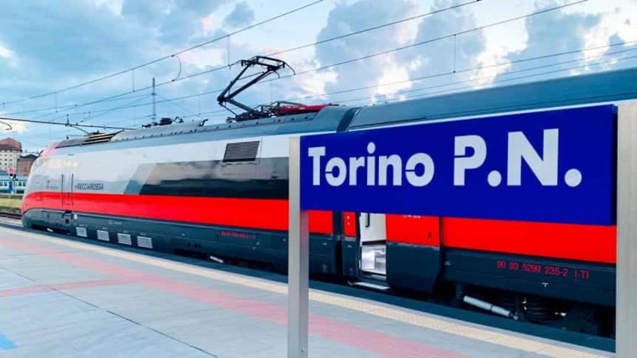 Treni da incubo a Torino: l&rsquo;Intercity verso Reggio Calabria accumula ritardi record
