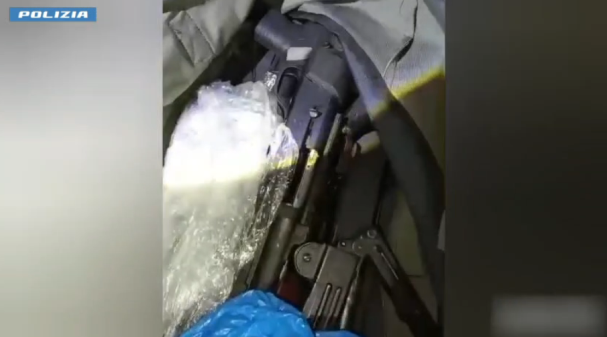 Mitra, kalashnikov, una granata e 12 chili di droga: arsenale choc a Torino