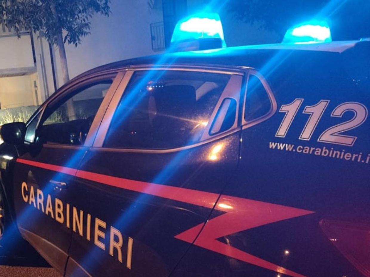 Bar di Brosso, attimi di paura: insulta la barista, brandisce un coltello e devasta il dehors