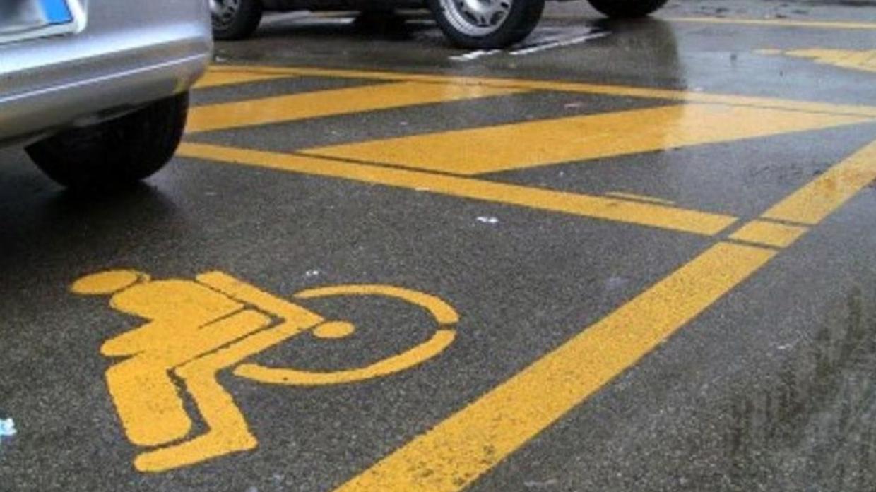 Rivoli, permesso disabili del padre morto usato e falsificato: scatta la multa