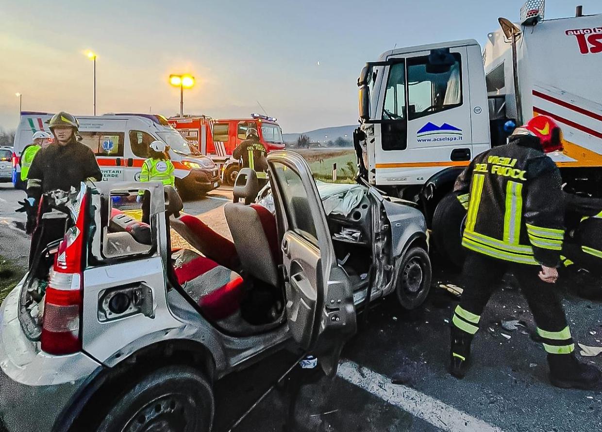 Auto contro un mezzo della pulizia strade: morto un uomo di 55 anni