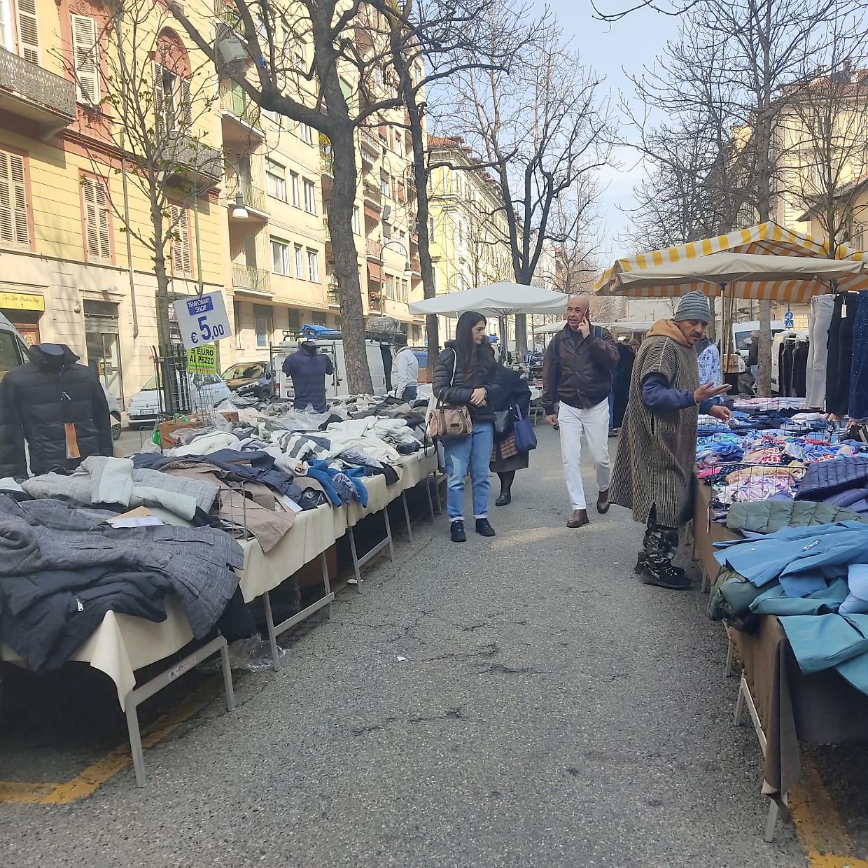 Corsa al posto auto che non c&rsquo;&egrave;: &laquo;Noi commercianti esasperati&raquo;