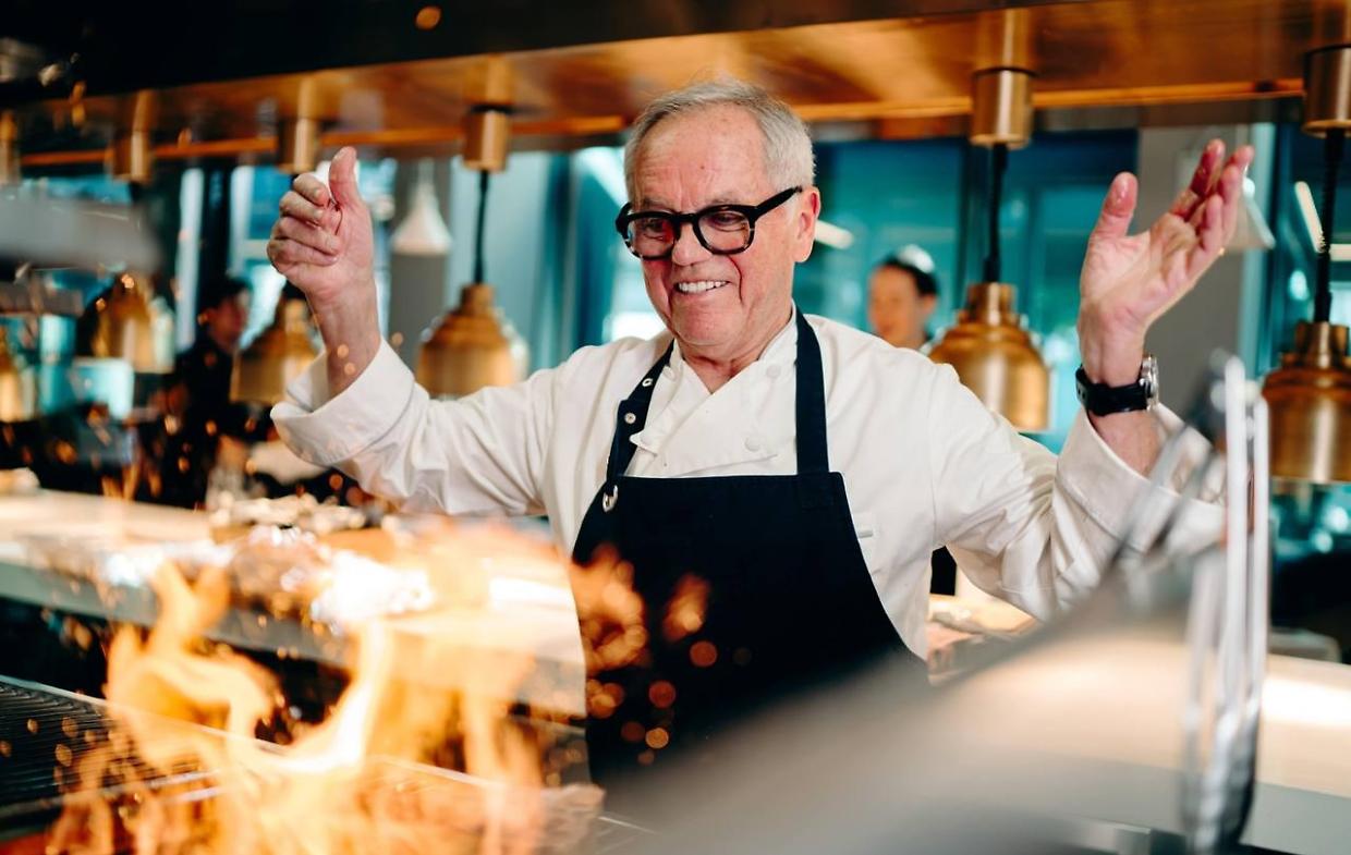 Chi &egrave; Wolfgang Puck, lo chef degli Oscar che trasforma il cibo in spettacolo per l&rsquo;&eacute;lite di Hollywood