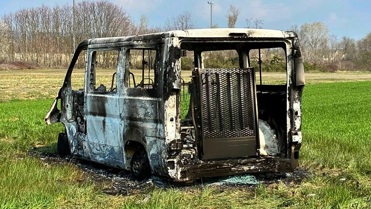Un furgone per disabili cannibalizzato e incendiato nel cimitero delle auto rubate 