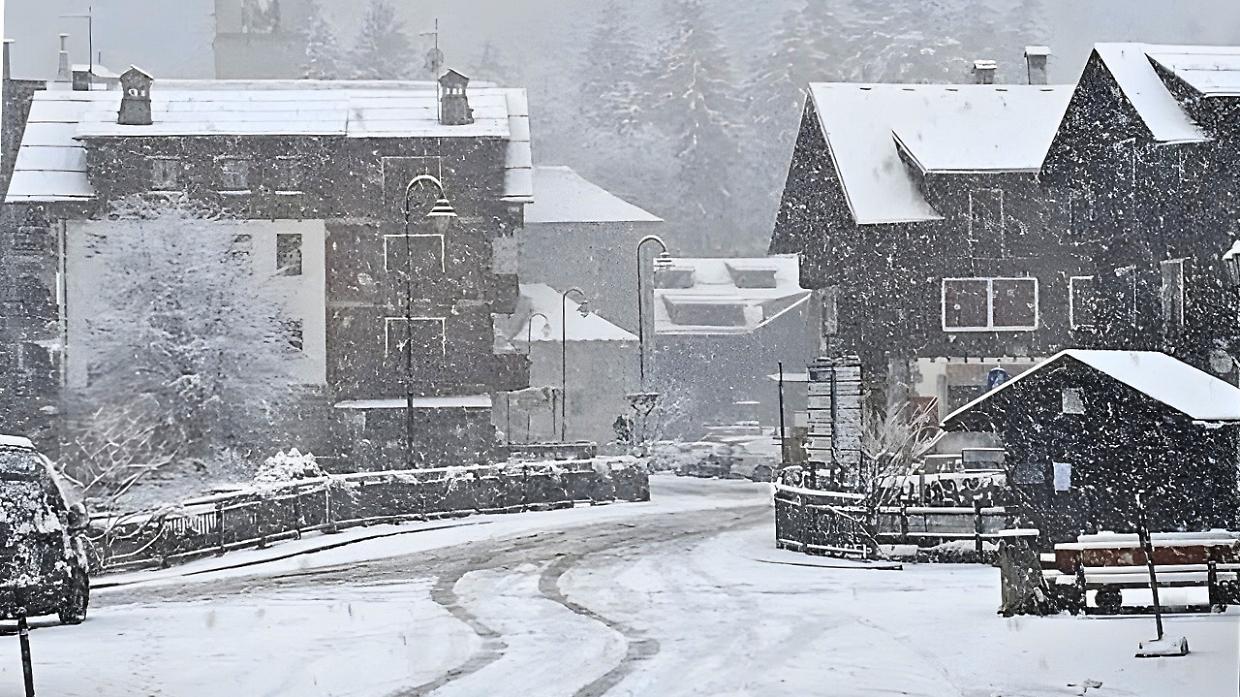 Macugnaga (Vb) oggi alle 9.30 in una foto di Mirko Picco per Andrea Vuolo - Meteo in Piemonte