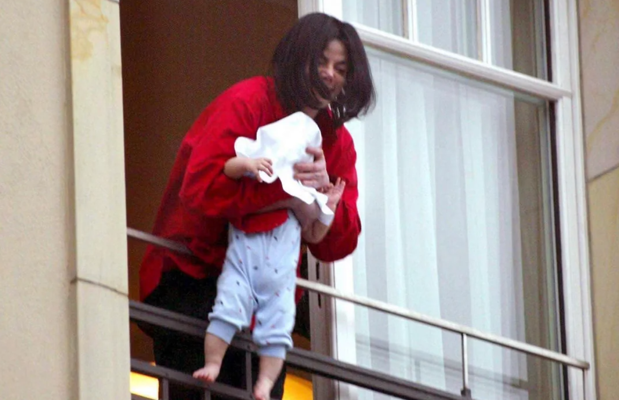 Come Michael Jackson fa penzolare il figlio dal balcone: mamma di Torino indagata