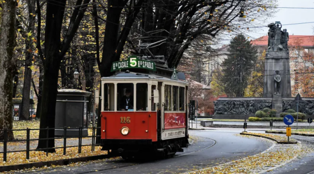 Torino, oggi il centro &egrave; un set d&rsquo;epoca: sui binari torna il tram storico 116