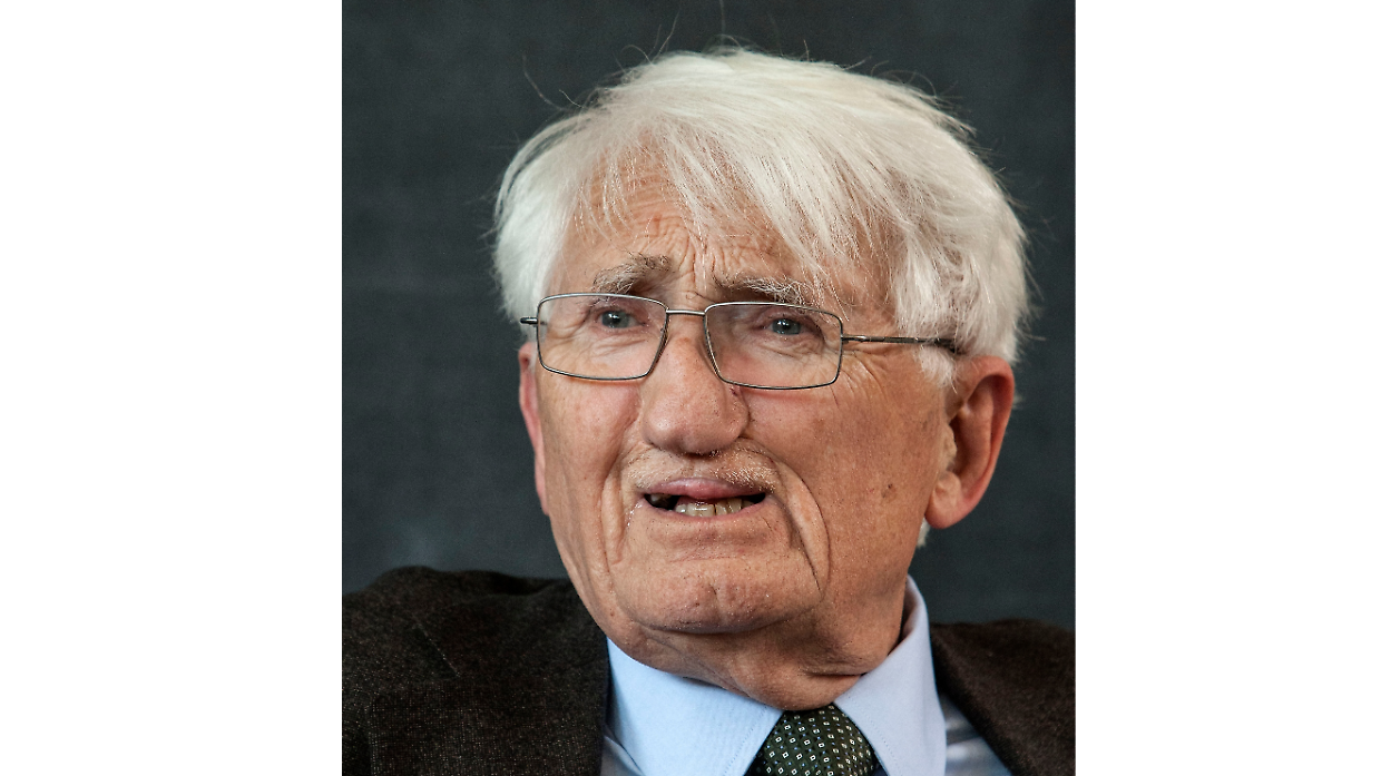 Chi era J&uuml;rgen Habermas? Scopriamo l&rsquo;eredit&agrave; del filosofo, scomparso ieri, che ha disegnato il volto dell&rsquo;Europa moderna