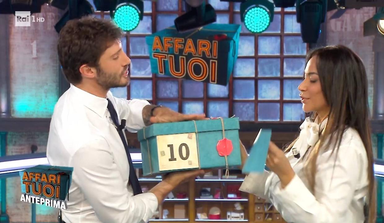 Affari Tuoi, la concorrente friulana Leila contro il Dottore: una sfida di nervi d'acciaio fino all'ultimo pacco