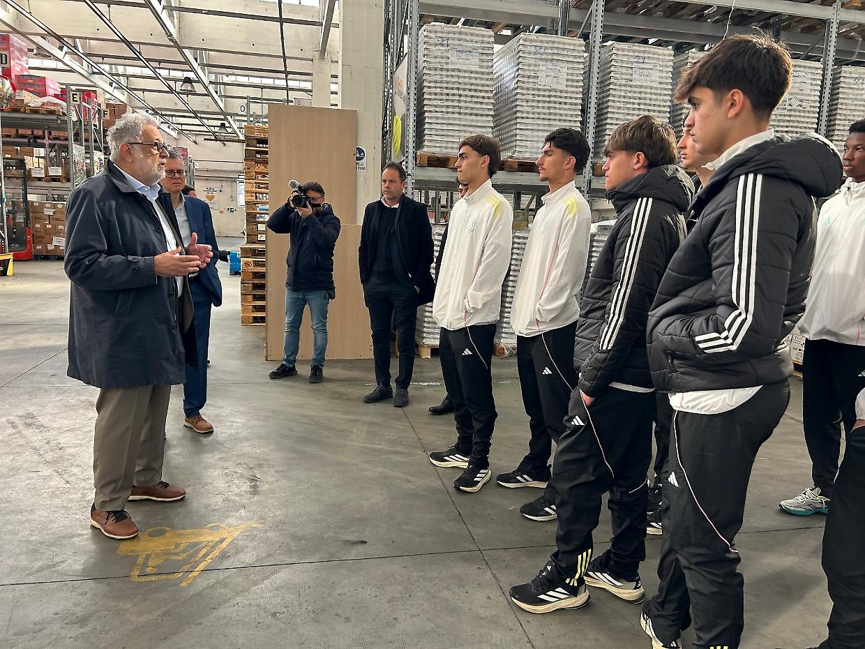 Moncalieri, i calciatori della Juventus Primavera volontari al Banco Alimentare