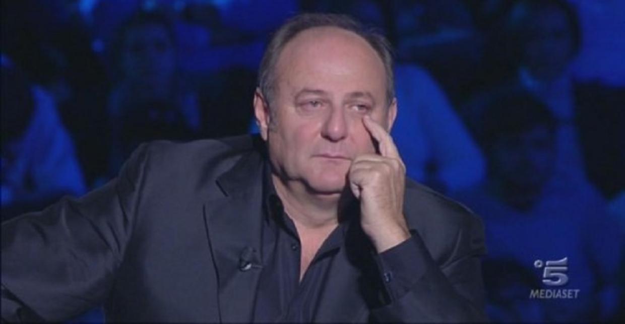 Gerry Scotti si commuove durante la puntata, il vincitore: "I 200 mila euro li user&ograve; per l'oncologia pediatrica di Taranto"