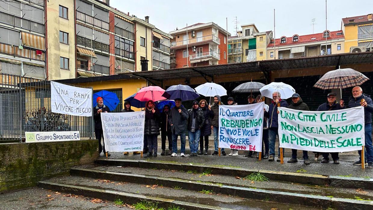 Sit-in e striscioni, il quartiere chiede l'abbattimento delle barriere architettoniche