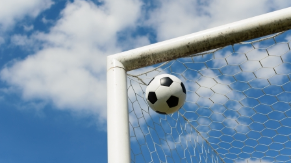 Bimbo schiacciato dalla porta da calcio a Giaveno: la famiglia chiede 3 milioni