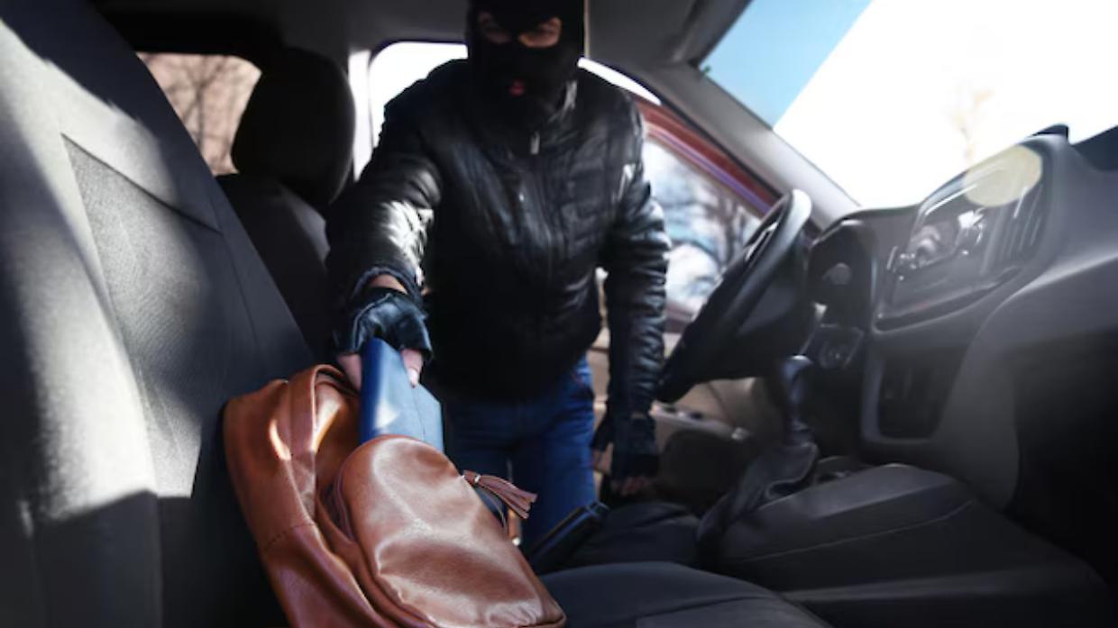 Nichelino, ladri in azione davanti all&rsquo;asilo: mamma derubata in pieno giorno