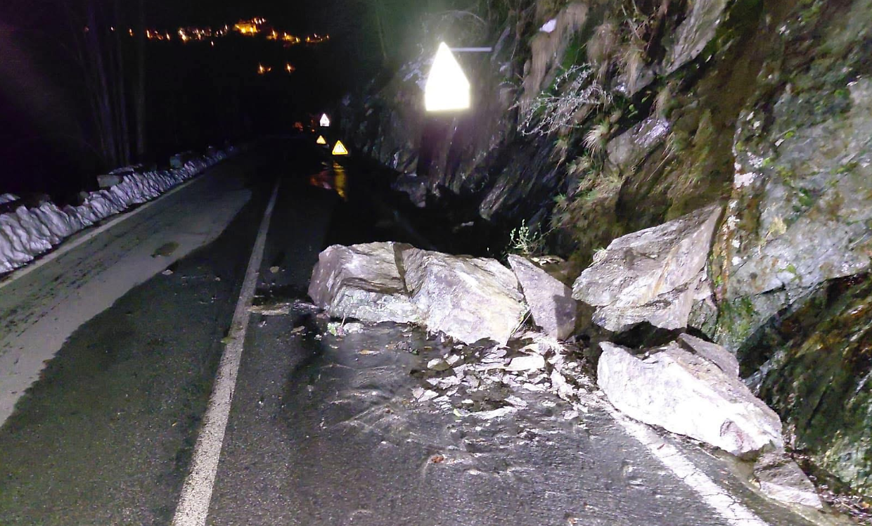 Vercelli: blocchi di roccia cadono sulla SP100
