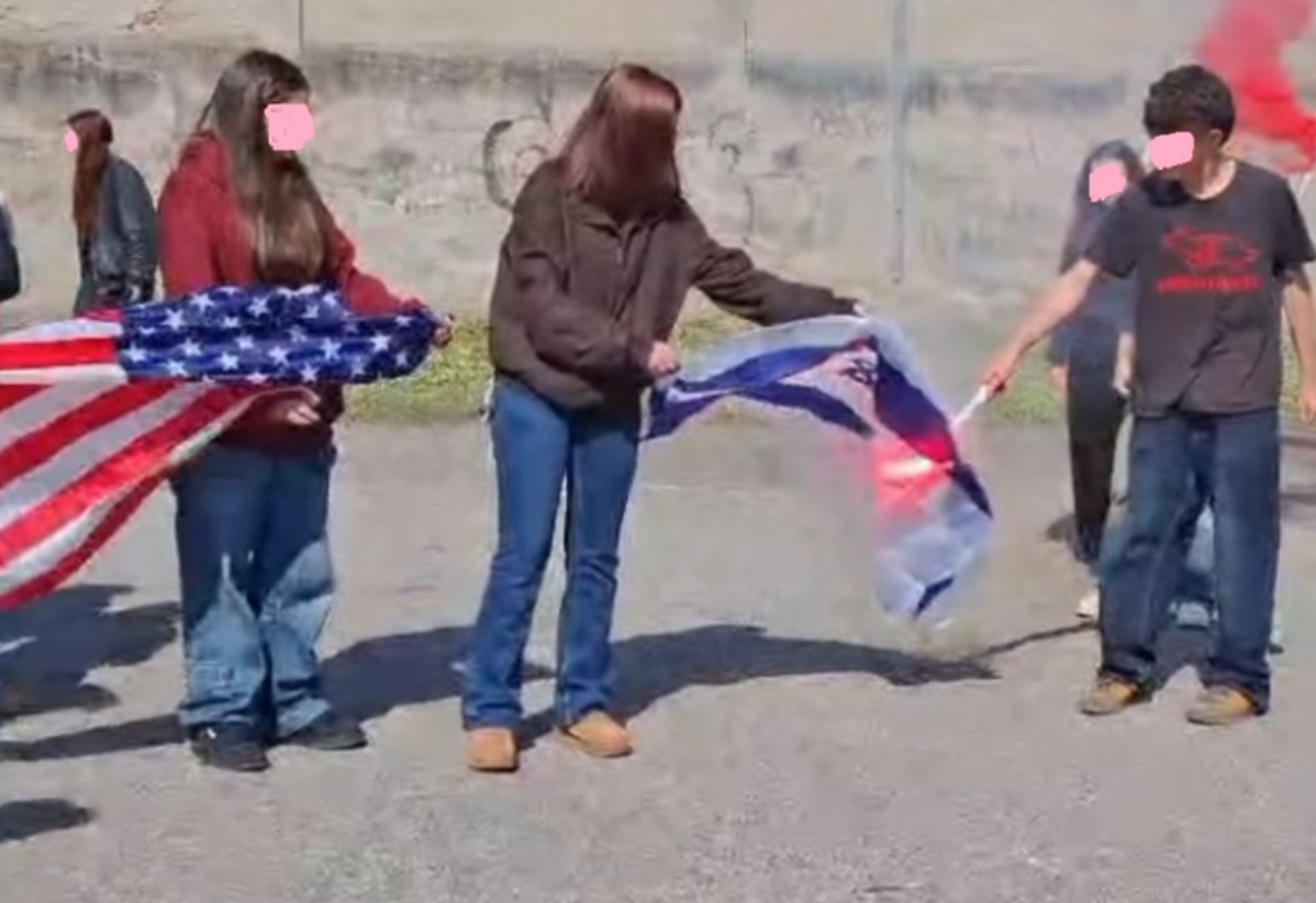 Durante l&rsquo;intervallo a scuola bruciata la bandiera di Israele