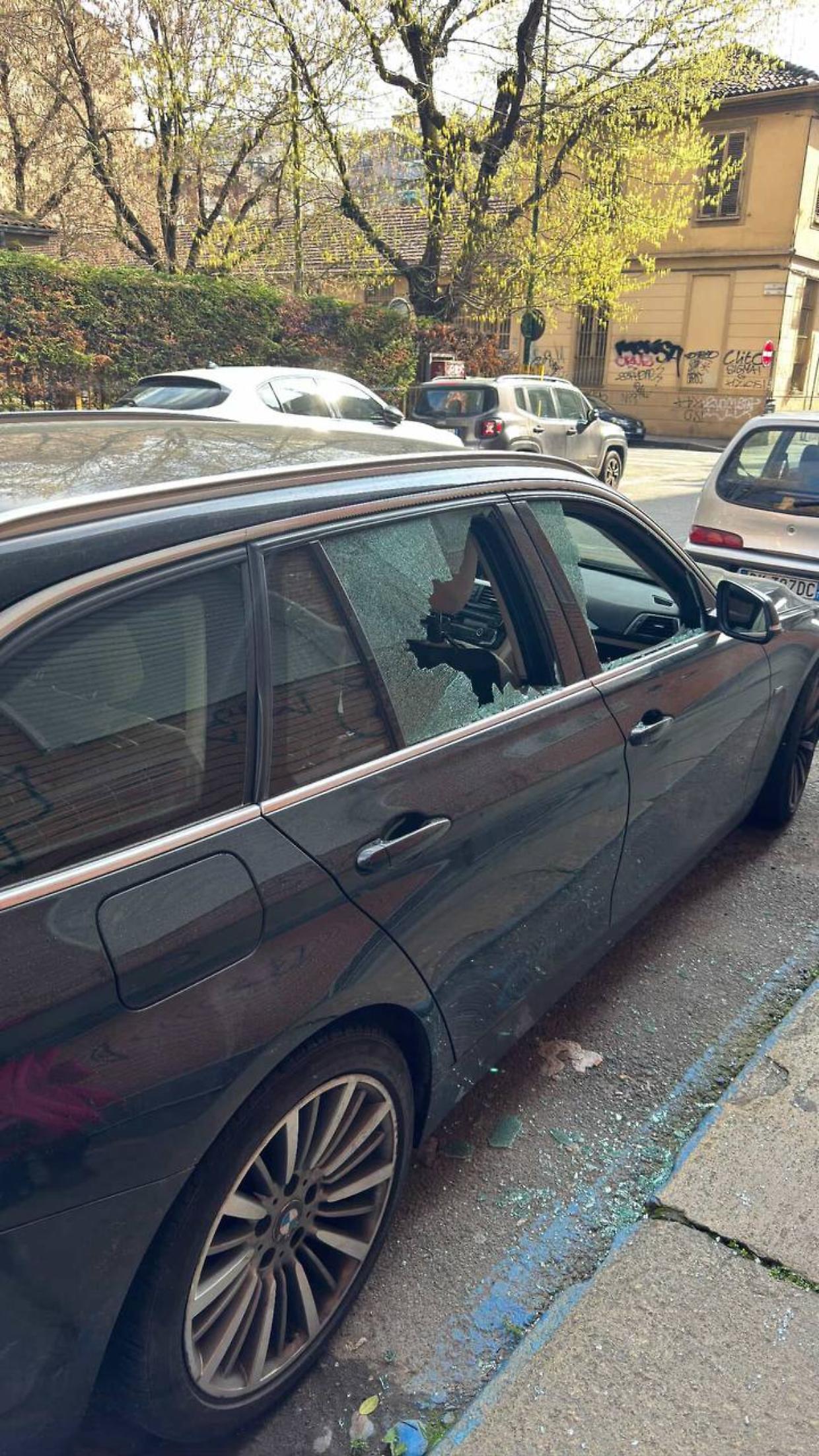 Torino, notte di furti: &ldquo;20 auto vandalizzate&rdquo; a Cit Turin