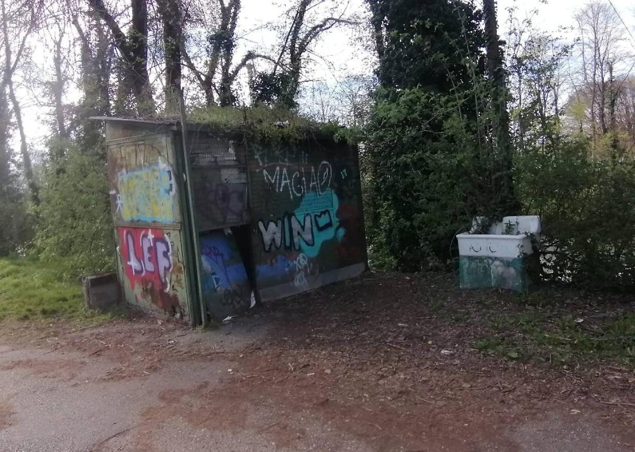 Chiosco dimenticato lungo Dora Voghera: catene, rifiuti e anni di attesa per la rimozione