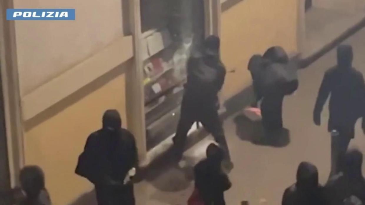 Anarchici, 12 condanne chieste per i "pro-Cospito" che devastarono il centro citt&agrave;