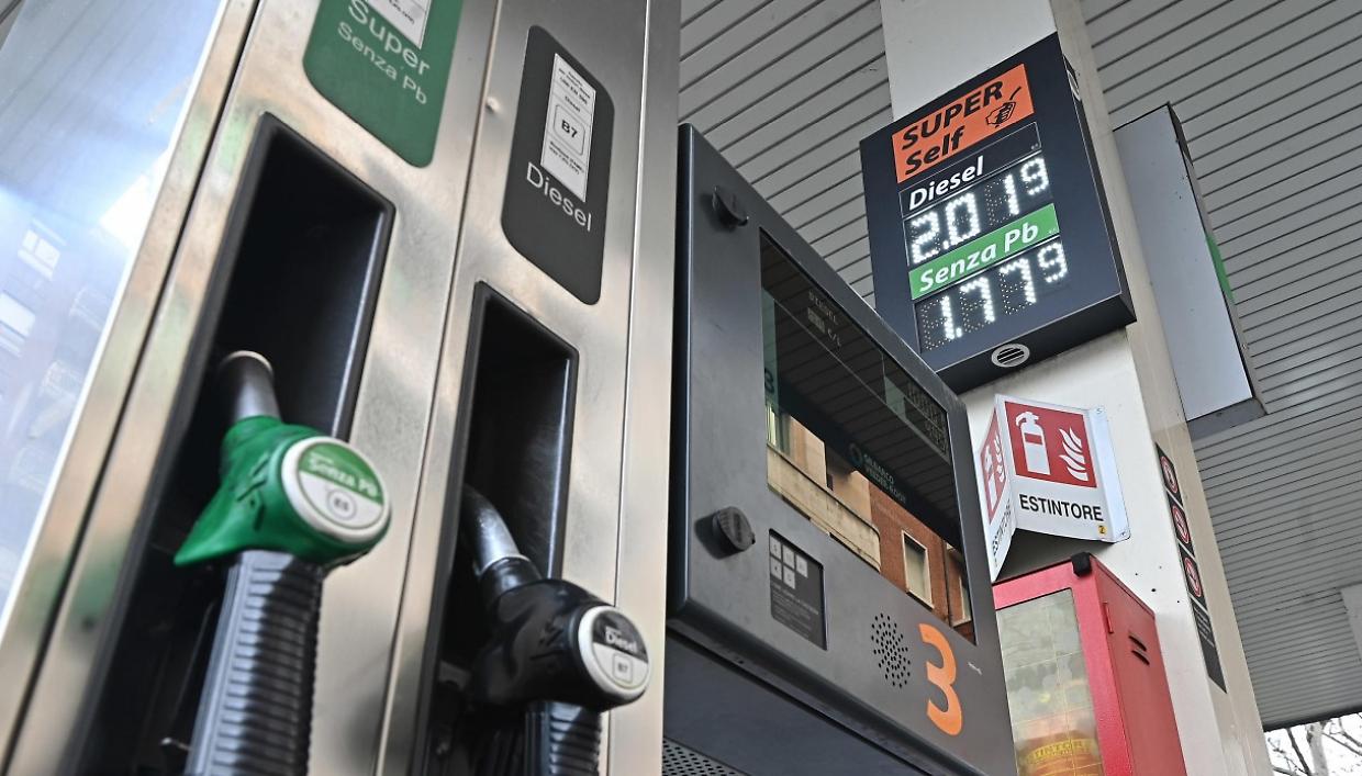Carburanti, taglio delle accise: benzina e diesel gi&ugrave; di 25 centesimi da oggi
