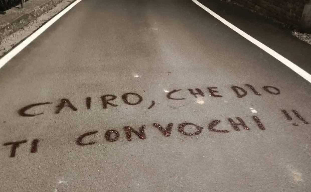 Una delle scritte contro Cairo